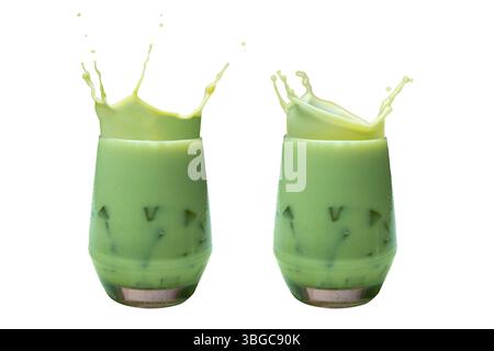 Due tè verde matcha ghiacciato in un bicchiere con spruzzo isolato su uno sfondo bianco Foto Stock