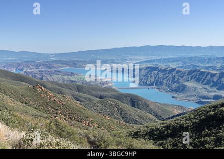 Il lago Castaic vedeva da nord inclusa la diga di Elderberry Forebay che separava Elderberry Forebay Foto Stock