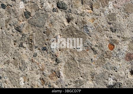 flusso di calcestruzzo eroso con aggregato esposto primo piano struttura di fondo Foto Stock