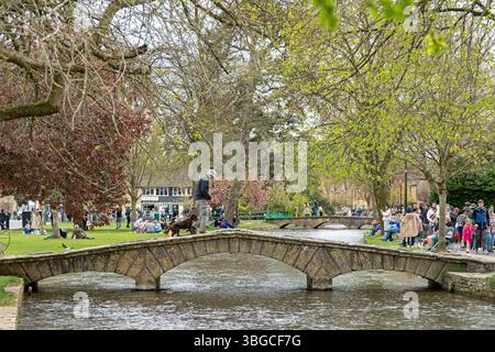 Ponti, fiume Windrush, popolo, Bourton-on-the-Water, Cotswolds, Gloucestershire, Inghilterra, Gran Bretagna Foto Stock
