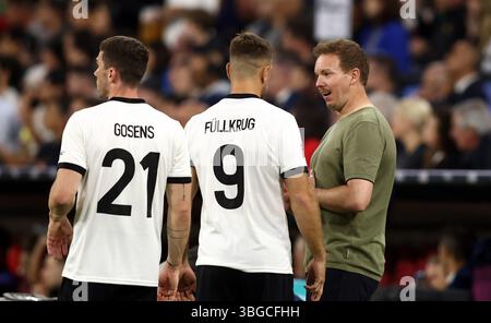 MONACO DI BAVIERA, GERMANIA - 04 GIUGNO: Julian Nagelsmann allenatore della Germania dà istruzioni a Niclas Füllkrug della Germania , Robin Gosens della Germania durante la semifinale di UEFA Nations League 2025 tra Germania e Portogallo al Munich Football Arena il 4 giugno 2025 a Monaco di Baviera, Germania. © diebilderwelt / Alamy Stock Foto Stock