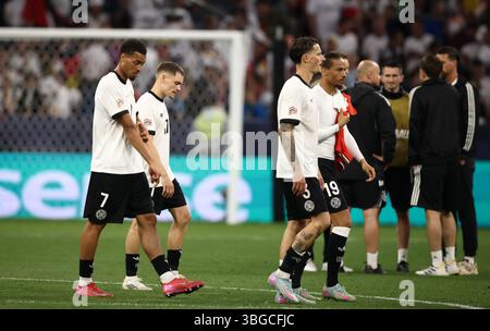MONACO DI BAVIERA, GERMANIA - 04 GIUGNO: Florian Wirtz della Germania, Felix Nmecha della Germania, Leroy sane della Germania, Robin Koch della Germania sembrano respinti dopo la sconfitta della squadra durante la semifinale di UEFA Nations League 2025 tra Germania e Portogallo al Munich Football Arena il 4 giugno 2025 a Monaco di Baviera, Germania. © diebilderwelt / Alamy Stock Foto Stock