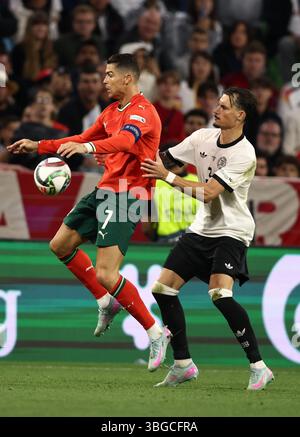 MONACO DI BAVIERA, GERMANIA - 04 GIUGNO: Il portoghese Cristiano Ronaldo affronta con la tedesca Robin Koch durante la semifinale di UEFA Nations League 2025 tra Germania e Portogallo alla Munich Football Arena il 4 giugno 2025 a Monaco di Baviera, Germania. © diebilderwelt / Alamy Stock Foto Stock