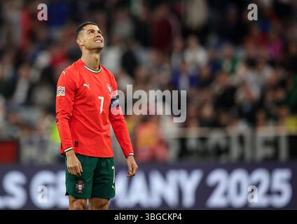 MONACO DI BAVIERA, GERMANIA - 04 GIUGNO: Il portoghese Cristiano Ronaldo durante la semifinale di UEFA Nations League 2025 tra Germania e Portogallo all'Arena di Monaco di Baviera il 4 giugno 2025. © diebilderwelt / Alamy Stock Foto Stock