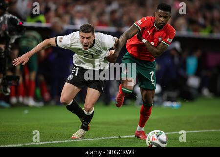 MONACO DI BAVIERA, GERMANIA - 04 GIUGNO: Robin Gosens della Germania , Nelson Semedo del Portogallo si sfida per il pallone durante la semifinale di UEFA Nations League 2025 tra Germania e Portogallo all'Arena di Monaco di Baviera il 4 giugno 2025. © diebilderwelt / Alamy Stock Foto Stock
