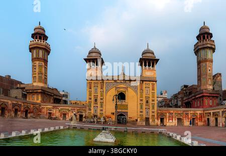 La moschea Wazir Khan è una moghul masjid del XVII secolo situata nella città di Lahore, Punjab, Pakistan. Foto Stock
