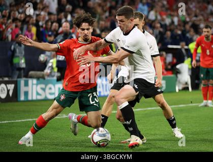 MONACO DI BAVIERA, GERMANIA - 04 GIUGNO: Vitinha del Portogallo , Robin Gosens della Germania gareggia per il pallone durante la semifinale di UEFA Nations League 2025 tra Germania e Portogallo all'Arena di Monaco di Baviera il 4 giugno 2025. © diebilderwelt / Alamy Stock Foto Stock