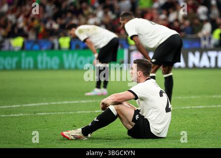 MONACO DI BAVIERA, GERMANIA - 04 GIUGNO: La Germania Robin Gosens sembra delusa dopo la sconfitta della squadra durante la semifinale di UEFA Nations League 2025 tra Germania e Portogallo al Munich Football Arena il 4 giugno 2025 a Monaco di Baviera, Germania. © diebilderwelt / Alamy Stock Foto Stock