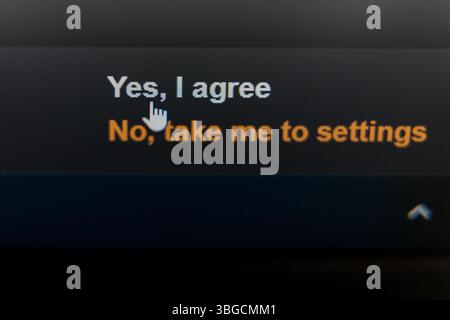 Primo piano della schermata una richiesta di consenso sui cookie su una schermata con Sì, Accetto e No, vai alle opzioni delle impostazioni. Foto di alta qualità Foto Stock
