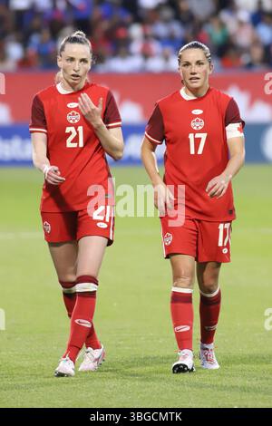 Montreal, Canada. 3 giugno 2025. Gabrielle Carle #21 e Jessie Fleming #17 del Canada durante l'amichevole internazionale femminile tra Canada e Haiti allo stadio saputo. Punteggio finale Canada 3-1 Haiti. Il 3 giugno 2025 a Montreal, Canada. (Foto di Horacio Zamora Rios/ credito: Eyepix Group/Alamy Live News Foto Stock