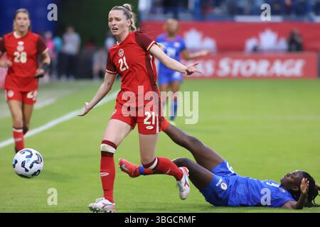 Montreal, Quebec, Canada. 3 giugno 2025. Sherly Jeudy n.9 di Haiti e Gabrielle Carle n.21 del Canada si battono per il pallone durante l'amichevole internazionale femminile tra Canada e Haiti allo stadio saputo. Punteggio finale Canada 3-1 Haiti. Il 3 giugno 2025 a Montreal, Canada. (Immagine di credito: © Horacio Zamora Rios/eyepix via ZUMA Press Wire) SOLO PER USO EDITORIALE! Non per USO commerciale! Crediti: ZUMA Press, Inc./Alamy Live News Foto Stock