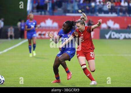 Montreal, Quebec, Canada. 3 giugno 2025. Sherly Jeudy n.9 di Haiti e Gabrielle Carle n.21 del Canada si battono per il pallone durante l'amichevole internazionale femminile tra Canada e Haiti allo stadio saputo. Punteggio finale Canada 3-1 Haiti. Il 3 giugno 2025 a Montreal, Canada. (Immagine di credito: © Horacio Zamora Rios/eyepix via ZUMA Press Wire) SOLO PER USO EDITORIALE! Non per USO commerciale! Crediti: ZUMA Press, Inc./Alamy Live News Foto Stock