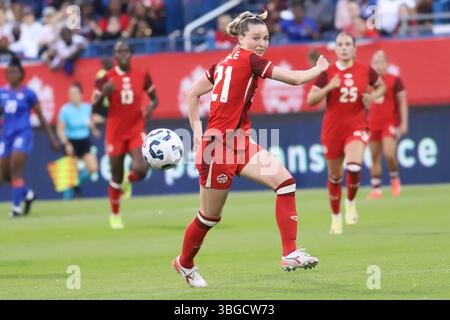 Montreal, Canada. 3 giugno 2025. Gabrielle Carle #21 del Canada spara il pallone durante l'amichevole internazionale femminile tra Canada e Haiti allo stadio saputo. Punteggio finale Canada 3-1 Haiti. Il 3 giugno 2025 a Montreal, Canada. (Foto di Horacio Zamora Rios/ Eyepix Group/Sipa USA) credito: SIPA USA/Alamy Live News Foto Stock
