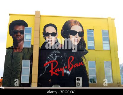 Londra, Inghilterra 4 giugno 2025 un annuncio per occhiali Ray-Ban dipinto su un muro nella zona di Brick Lane a Spitalfields, Londra il marchio è stato creato nel 1936 da Bausch & Lomb ora è di proprietà del gruppo Luxottica ©Ged Noonan/Alamy Foto Stock