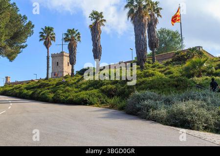 BARCELLONA, SPAGNA - 11 MAGGIO 2017: Questa è la strada che conduce al Castello di Montjuic in cima al Monte Montjuic. Foto Stock