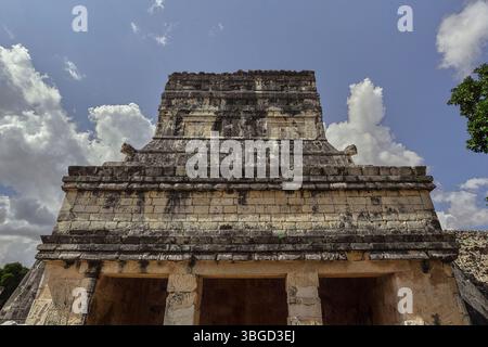 Il tempio dei guerrieri, un'iconica piramide maya, si erge contro un cielo nuvoloso a chichén Itzá, messico, mostrando intricati lavori in pietra e l'antica ca Foto Stock