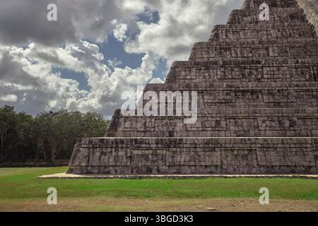 El castillo, noto anche come il tempio di kukulcan, un'antica piramide maya nel sito archeologico di chichen itza nello yucatan, messico Foto Stock
