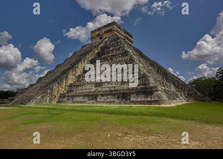 L'imponente tempio kukulkan, noto anche come El castillo, si erge sulle rovine maya di chichén Itzá sotto un cielo nuvoloso Foto Stock
