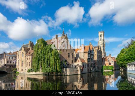 Vista famosa dal molo del Rosario di Bruges, riflessi d'acqua nel canale della Venezia del Nord - Bruges, Belgio Foto Stock