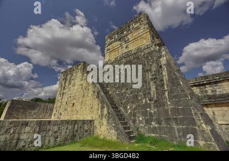 Maestose rovine maya del grande tempio del campo da ballo che si erge alto contro un cielo vibrante con soffici nuvole a chichén Itzá, messico Foto Stock