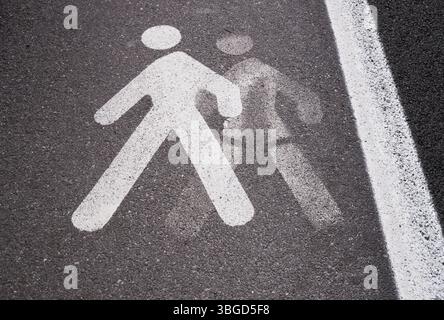 vecchio e dipinto di nuovo di bianco, personaggio di corsia pedonale su asfalto Foto Stock