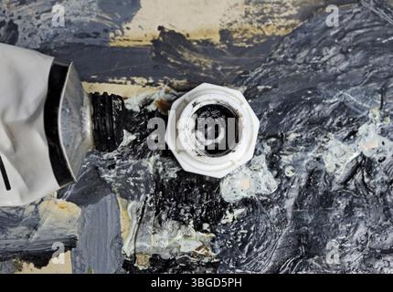 tubo di vernice nero usato Foto Stock