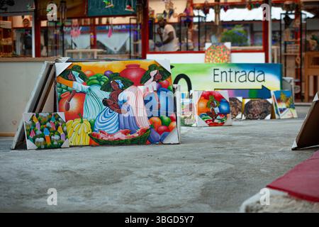 Bayahibe, Repubblica Dominicana 1° gennaio 2025: Vivaci dipinti che mostrano la cultura dominicana e scene tropicali sono esposti in un mercato di bayahibe, Foto Stock