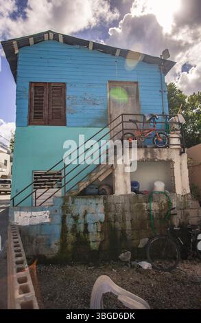 Bayahibe, Repubblica Dominicana 1° gennaio 2025: Casa con le biciclette parcheggiate all'aperto sotto un cielo nuvoloso a bayahibe, dominica Foto Stock