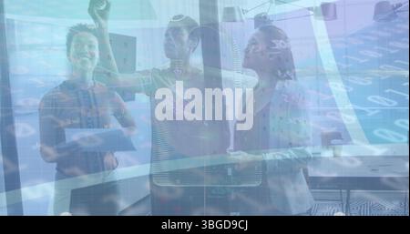 Immagine del lucchetto digitale e del codice binario su diversi colleghi in ufficio Foto Stock