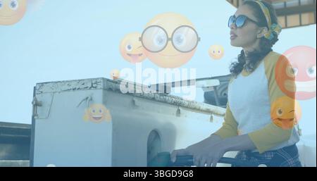 Immagine di icone emoji sopra la donna che alimenta l'auto Foto Stock