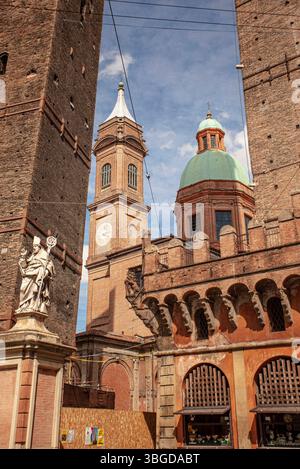 Bologna, Italia 1° gennaio 2025: Vista ad angolo basso del centro storico di bologna con le due torri, la chiesa di san bartolomeo e la statua della sua pacca Foto Stock