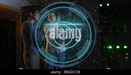 Immagine dell'elaborazione dei dati e dell'icona dell'occhio su diversi lavoratori nella sala server Foto Stock