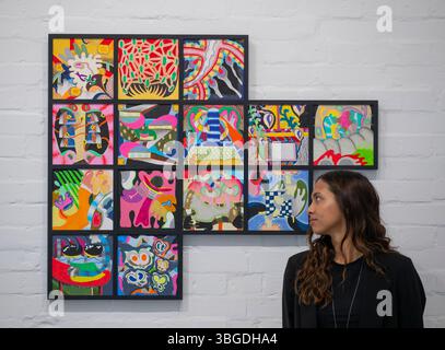 Elizabeth Xi Bauer Gallery, Deptford, Londra, Regno Unito. 5 giugno 2025. La mostra Chants di Thiago Barbalho esplora le intersezioni tra linguaggio visivo e tecnologia ancestrale, intrecciando storia personale, cultura di massa, pratica spirituale e indagine filosofica. Attingendo da una ricca gamma di influenze, l'artista brasiliano trasforma l'esperienza in complesse composizioni visive che mettono in discussione i confini della scrittura, della comunicazione e della scala. Immagine: Canto iv, sentiero notturno, 2025. Acrilico, matita colorata, penna a sfera, graffiti e pennarello indelebile. Credito: Malcolm Park/Alamy Live Foto Stock