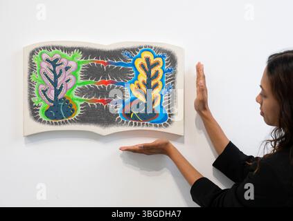 Elizabeth Xi Bauer Gallery, Deptford, Londra, Regno Unito. 5 giugno 2025. La mostra Chants di Thiago Barbalho esplora le intersezioni tra linguaggio visivo e tecnologia ancestrale, intrecciando storia personale, cultura di massa, pratica spirituale e indagine filosofica. Attingendo da una ricca gamma di influenze, l'artista brasiliano trasforma l'esperienza in complesse composizioni visive che mettono in discussione i confini della scrittura, della comunicazione e della scala. Immagine: Trekking in Flipflops, 2025. Crediti: Malcolm Park/Alamy Live News Foto Stock