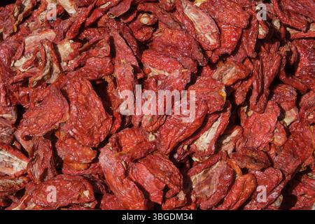 Getrocknete Tomaten in leuchtendem Rot C mediterrane Delikatesse un einem Marktstand a Verona. *** Pomodori secchi in rosso brillante - una prelibatezza mediterranea in un mercato di Verona. Venetien, Verona Italien, Italia GMS19381 Foto Stock