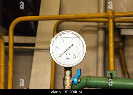 Manometro industriale nel primo piano della produzione. Foto Stock