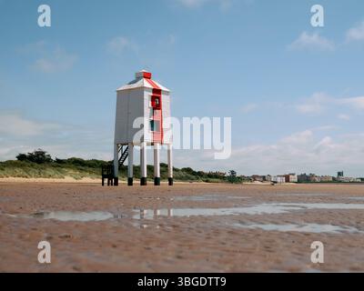 Faro di Burnham-on-SEA Low con bassa marea sull'estuario di Severn, Somerset, Inghilterra, Regno Unito Foto Stock