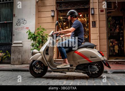 Scena di strada in via Asmalı Mescit, Istanbul, Turchia Foto Stock