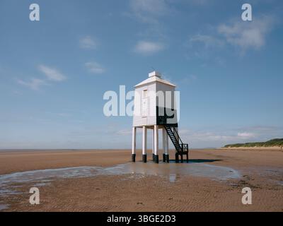 Faro di Burnham-on-SEA Low con bassa marea sull'estuario di Severn, Somerset, Inghilterra, Regno Unito Foto Stock