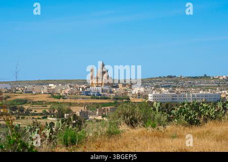 Xewkija Gozo, vista dell'immensa cupola - o Rotunda - della Chiesa di San Giovanni Battista vista sorgere sopra la città di Xewkija a Gozo, Malta Foto Stock