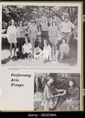 Questa pagina dell'annuario della West High School del 1973, "The Occident", racconta l'istituzione della scuola nel 1908 al 120 di South Central Avenue, seguita dalla costruzione di un nuovo edificio nel 1929, progettato da Howard Dwight Smith. Il vecchio edificio divenne la Starling Junior High School, che chiuse nel 2012. Foto Stock