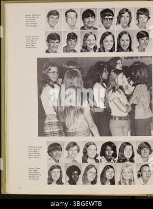Questa pagina dell'annuario della West High School del 1973 riflette la lunga storia dell'istituzione, a partire dalla sua fondazione nel 1908. Il secondo edificio della scuola, progettato da Howard Dwight Smith, aprì nel 1929 e sostituì la struttura originale, che divenne la Starling Junior High. A partire dal 2018, la West High rimane in funzione, mentre la Starling chiuse nel 2012. Foto Stock