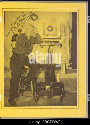 Questa pagina dell'annuario della West High School del 1973 evidenzia l'evoluzione della scuola dalla sua apertura nel 1908. Il nuovo edificio della West High, progettato da Howard Dwight Smith, è stato inaugurato nel 1929 dopo che la costruzione è iniziata nel 1927. La vecchia scuola divenne la Starling Junior High School, attiva fino al 2012. La West High continuò ad operare a partire dal 2018, riflettendo il suo ruolo di lunga data nella comunità. Foto Stock