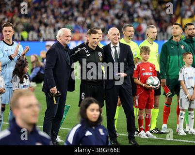 Fussball, Herren, Saison 2024/2025, Deutschland - Portogallo, UEFA Nations League, Halbfinale, Allianz Arena Rudi Völler mit Joshua Kimmich (Deutschland) und Bernd Neuendorf, DFB-Präsident) (v.l.n.r.) bei der Ehrung 100.Spiel in der Nationalmannschaft vor dem Spiel Foto Stock