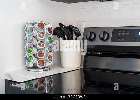 Ampia scelta di cialde di caffè K-Cup in un organiser a carosello in una cucina moderna di una casa in affitto. Foto Stock