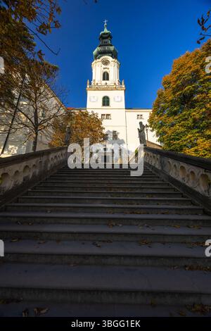 Scale in pietra che conducono alla Cattedrale di Sant'Emmeram a Nitra durante una giornata di sole autunnali Foto Stock