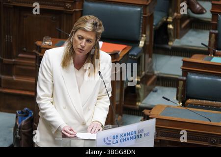 Bruxelles, Belgio. 5 giugno 2025. Il ministro della giustizia Annelies Verlinden nella foto, giovedì 5 giugno 2025, durante una sessione plenaria della camera presso il parlamento federale, a Bruxelles. BELGA FOTO NICOLAS MAETERLINCK credito: Belga News Agency/Alamy Live News Foto Stock