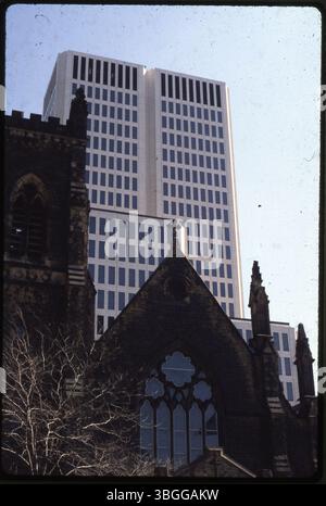 Questa fotografia a colori del 1981 mostra la chiesa episcopale Trinity al 125 di East Broad Street e i piani superiori dell'edificio della BancOhio National Bank al 155 di East Broad Street. L'immagine cattura l'intersezione di queste due strutture storiche nel centro di Columbus. Foto Stock