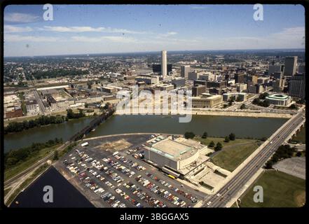 Vista aerea della Franklin County Veterans Memorial Hall, costruita nel 1955. L'edificio include un auditorium da 4.000 posti e 45.000 piedi quadrati di spazio espositivo. Il memoriale è stato ufficialmente dedicato l'11 novembre 1955. Foto Stock