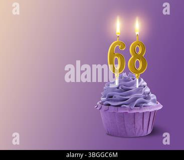 Delizioso cupcake con candele a forma di numero bruciate su sfondo viola sfumato, spazio per il testo. 68° compleanno o altra occasione speciale Foto Stock